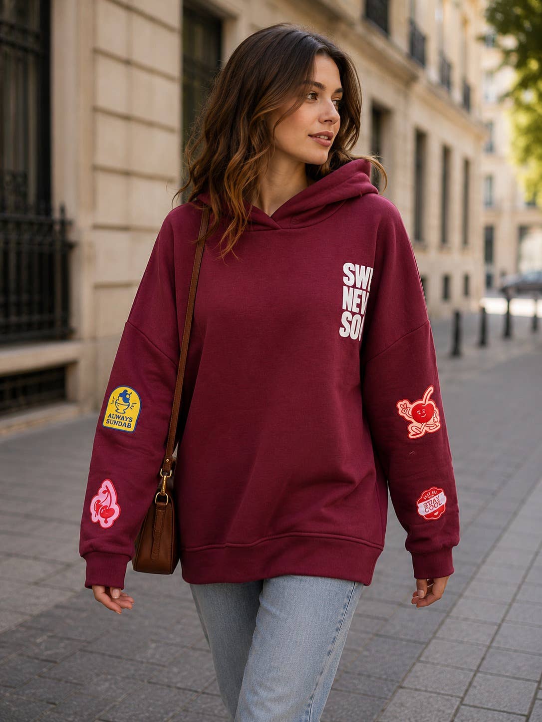Oversize Hoodie Sweet Never Sour in Bordeaux – Rückenansicht mit Schriftzug und Cartoon-Patches