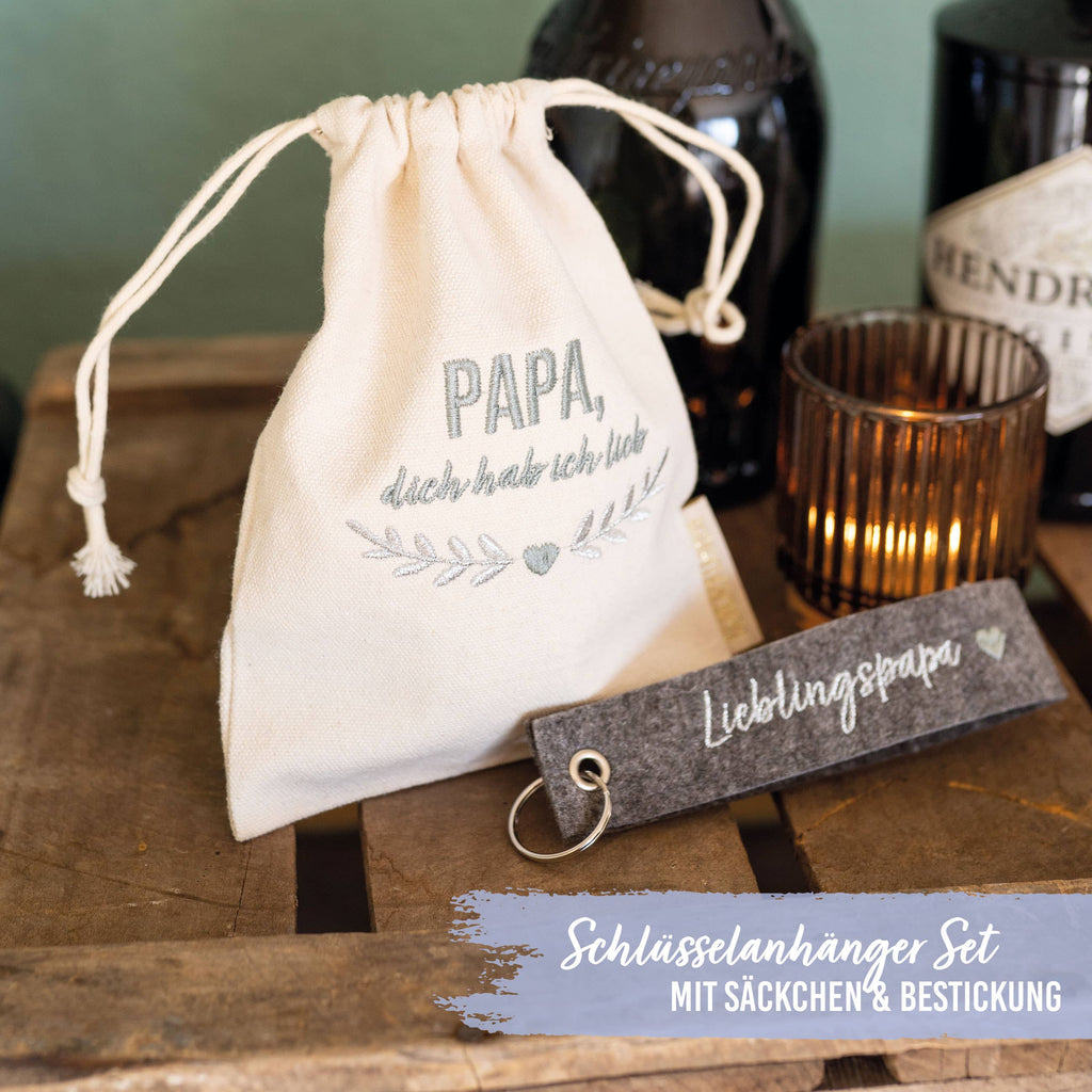 Filzschlüsselanhänger mit Säckchen bestickt „Lieblingspapa“ – Vatertag Geschenk Set 02