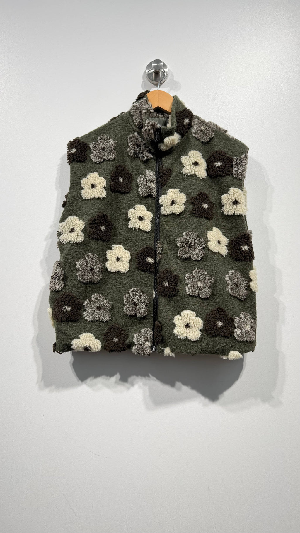 Ärmellose Fleece-Weste mit Blumenrelief in Dunkelgrün – Detailansicht der 3D-Blumenapplikationen