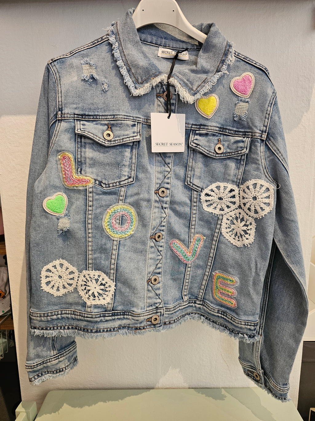 Verspielte Jeansjacke mit farbigen Details