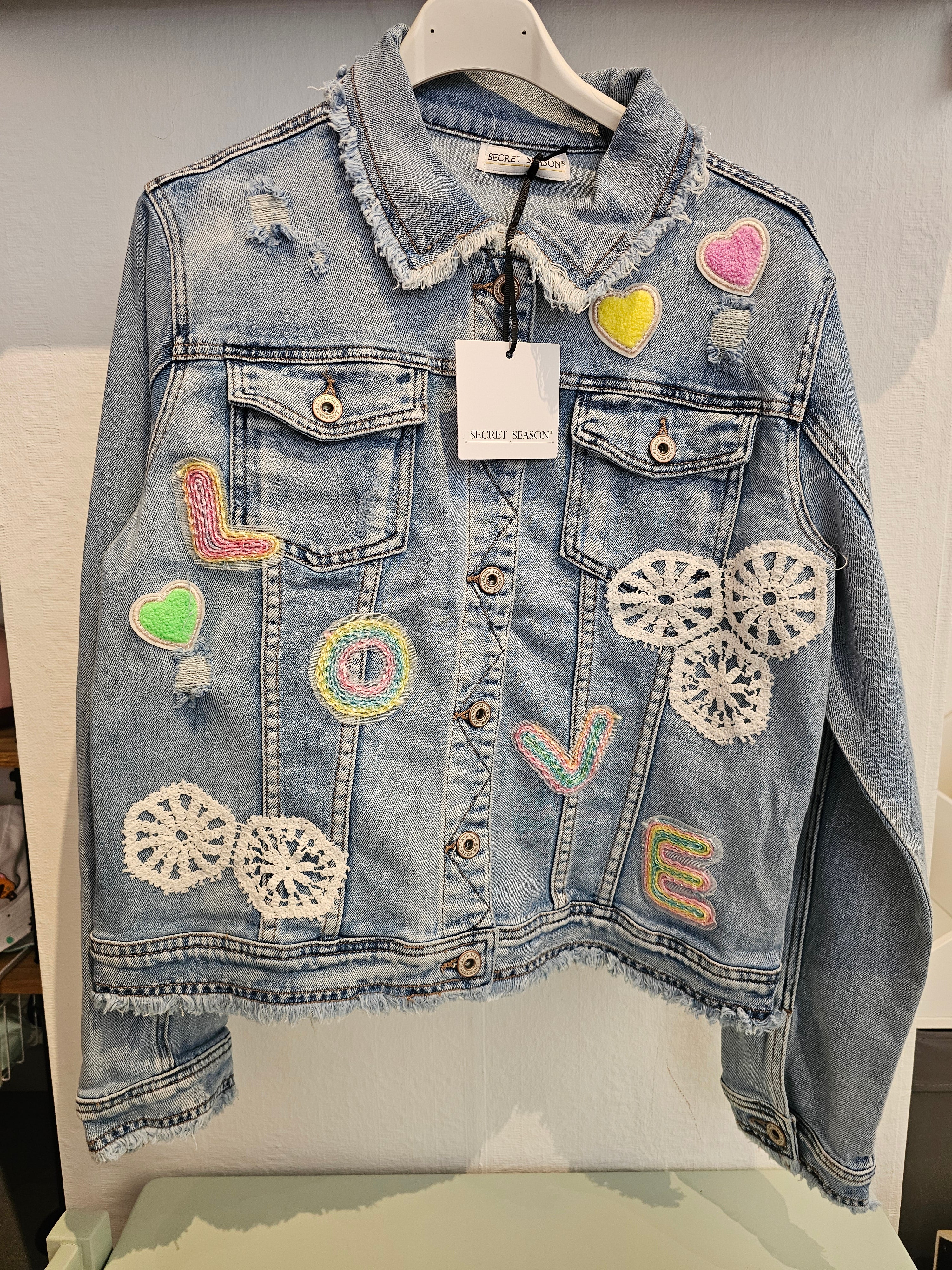 Verspielte Jeansjacke mit farbigen Details