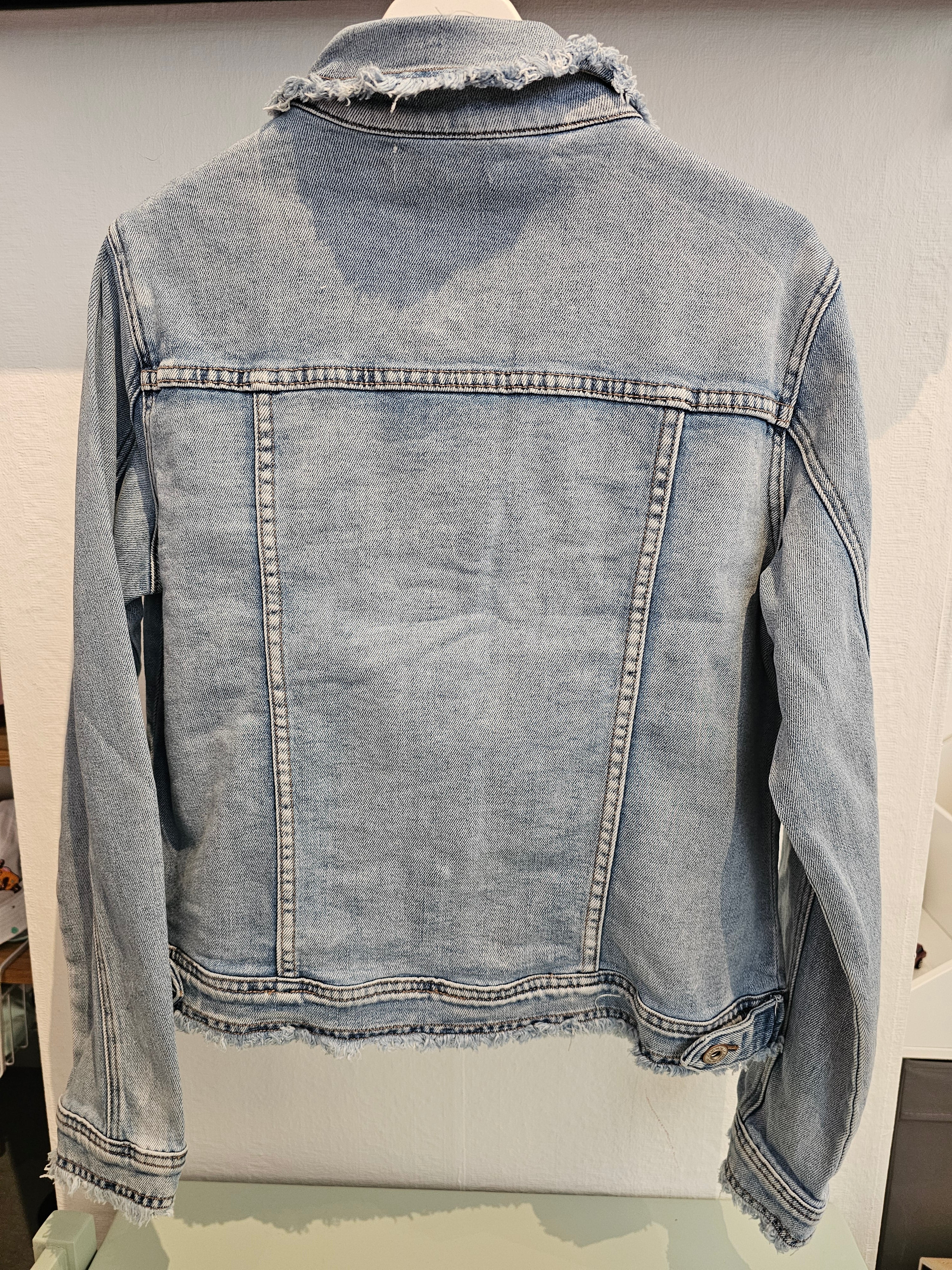 Verspielte Jeansjacke mit farbigen Details