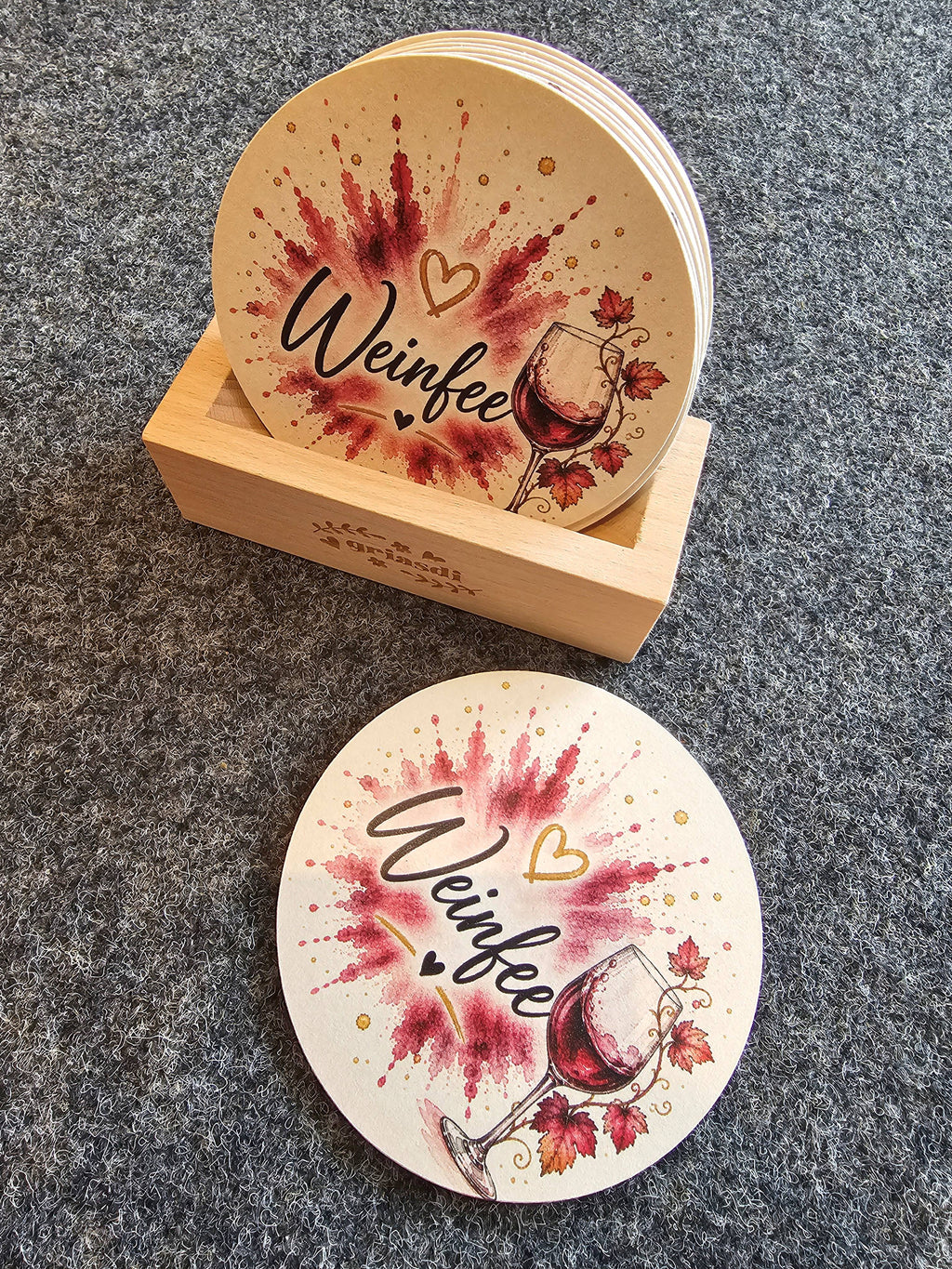 Bierdeckel Weinfee – rund Ø107mm mit Rotwein Motiv