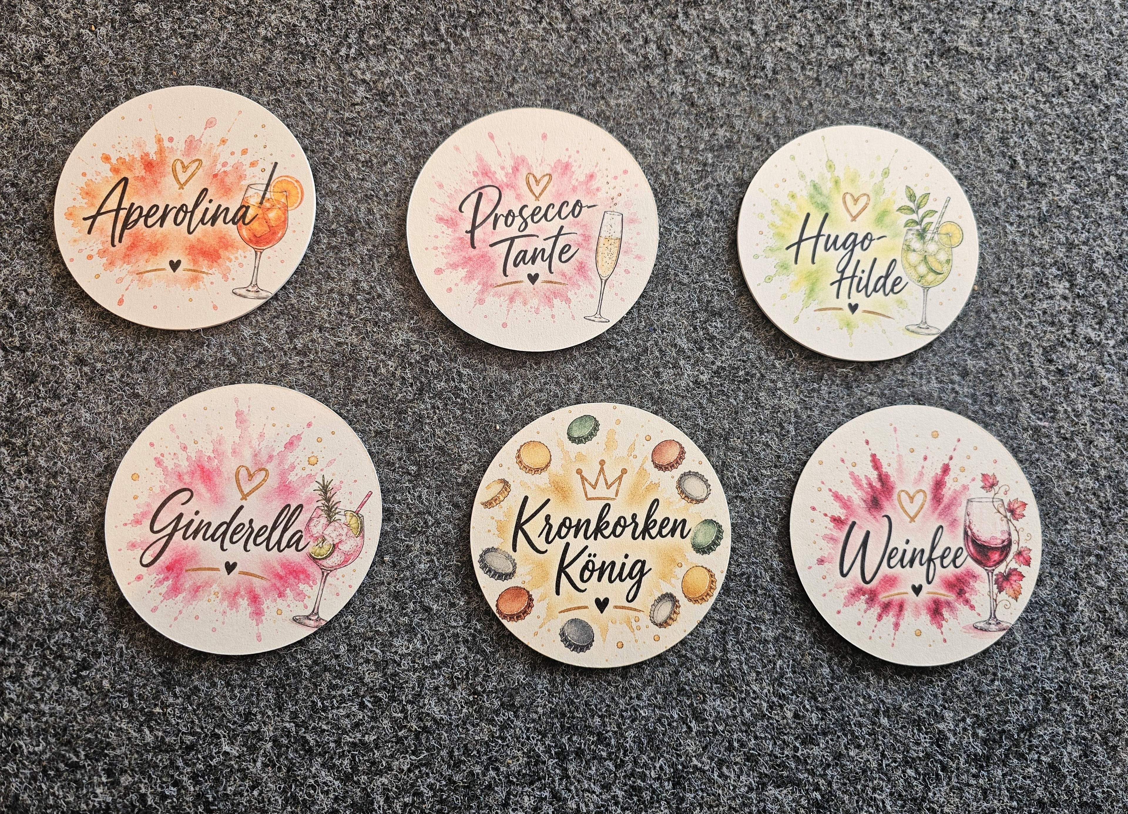 Bierdeckel Übersicht – 6 Designs: Aperolina, Prosecco-Tante, Hugo Hilde, Ginderella, Kronkorken König, Weinfee