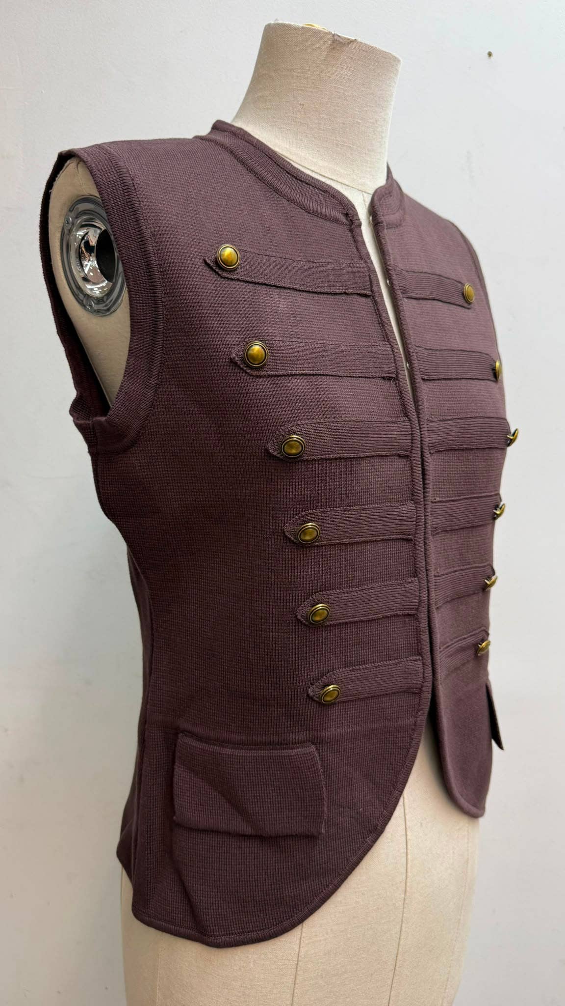Ärmelloses Viskose-Gilet im Offiziersstil in Braun – Seitenansicht auf Schneiderpuppe