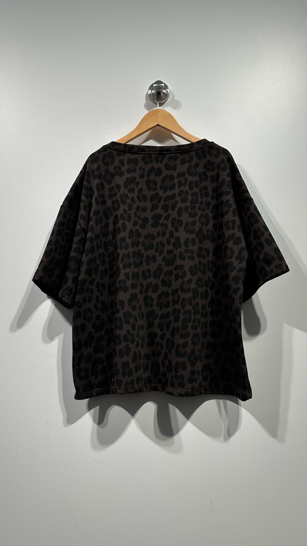 Oversize Sweatshirt mit Leopardenprint und ICONIC-Print – Detailansicht des Schriftzugs mit Herz
