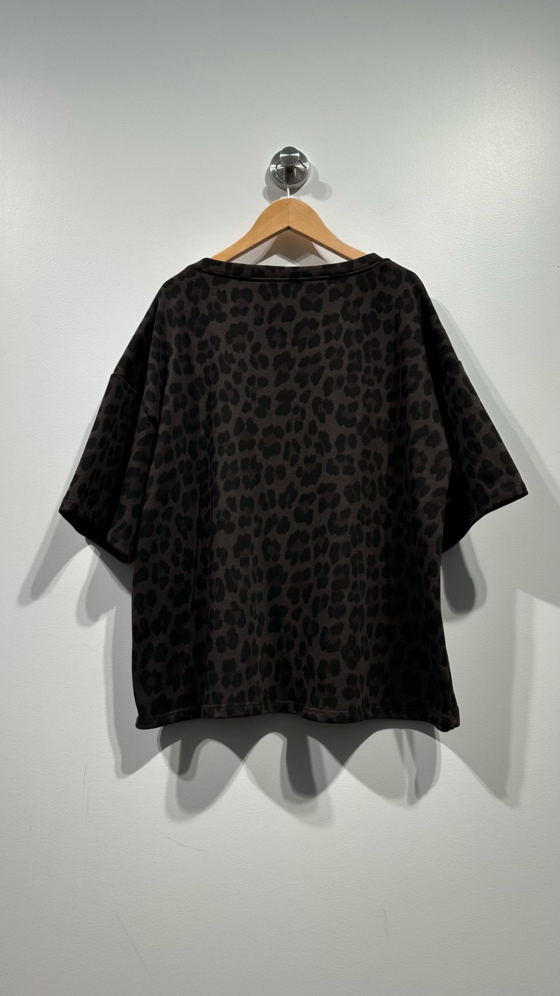 Oversize Sweatshirt mit Leopardenprint und ICONIC-Print – Detailansicht des Schriftzugs mit Herz