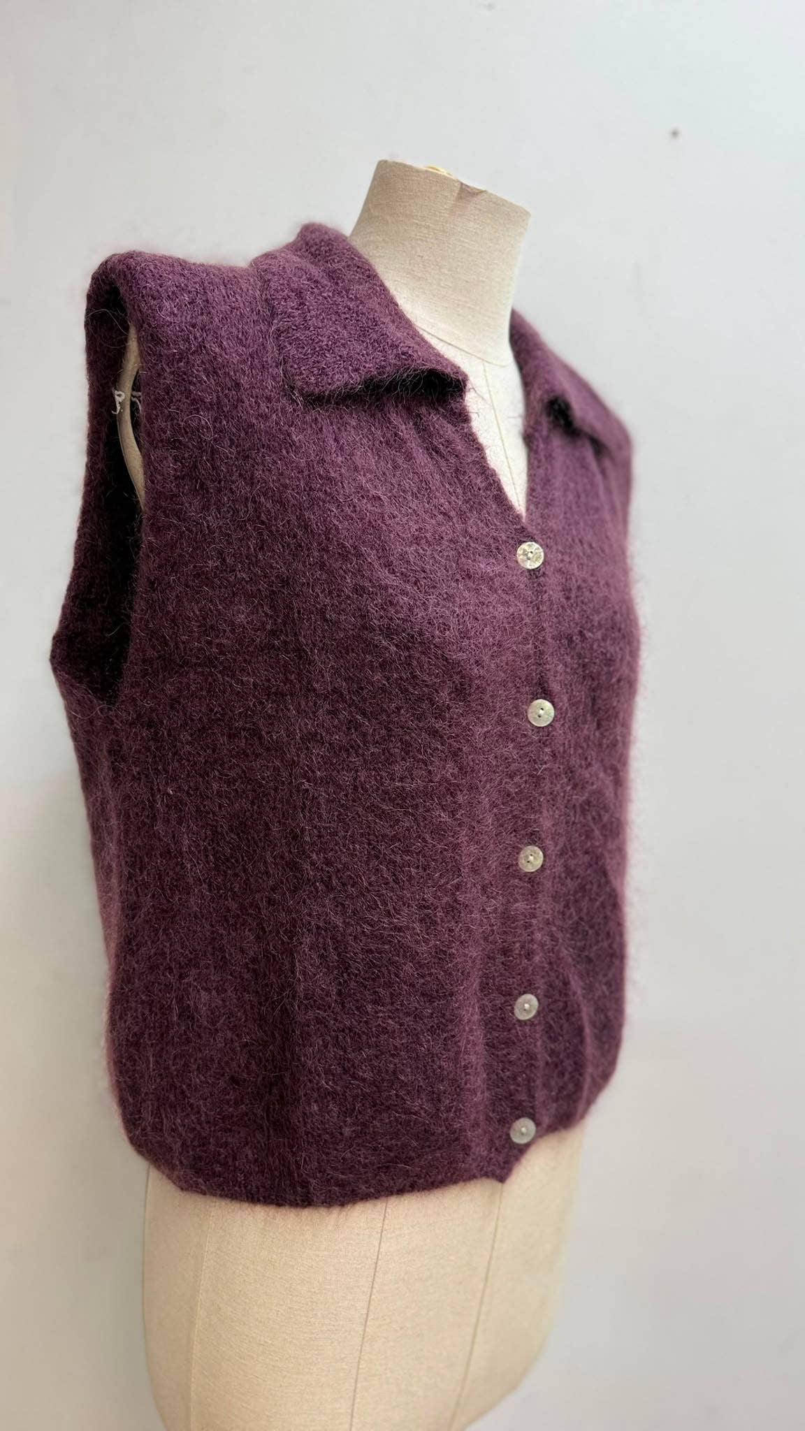 Ärmellose Strickweste mit Hemdkragen