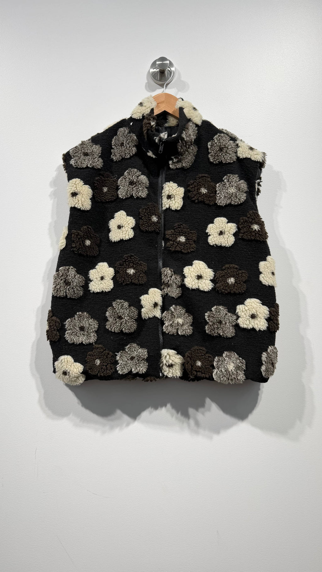 Ärmellose Fleece-Weste mit Blumenrelief – Seitenansicht mit weißem Unterziehpullover kombiniert