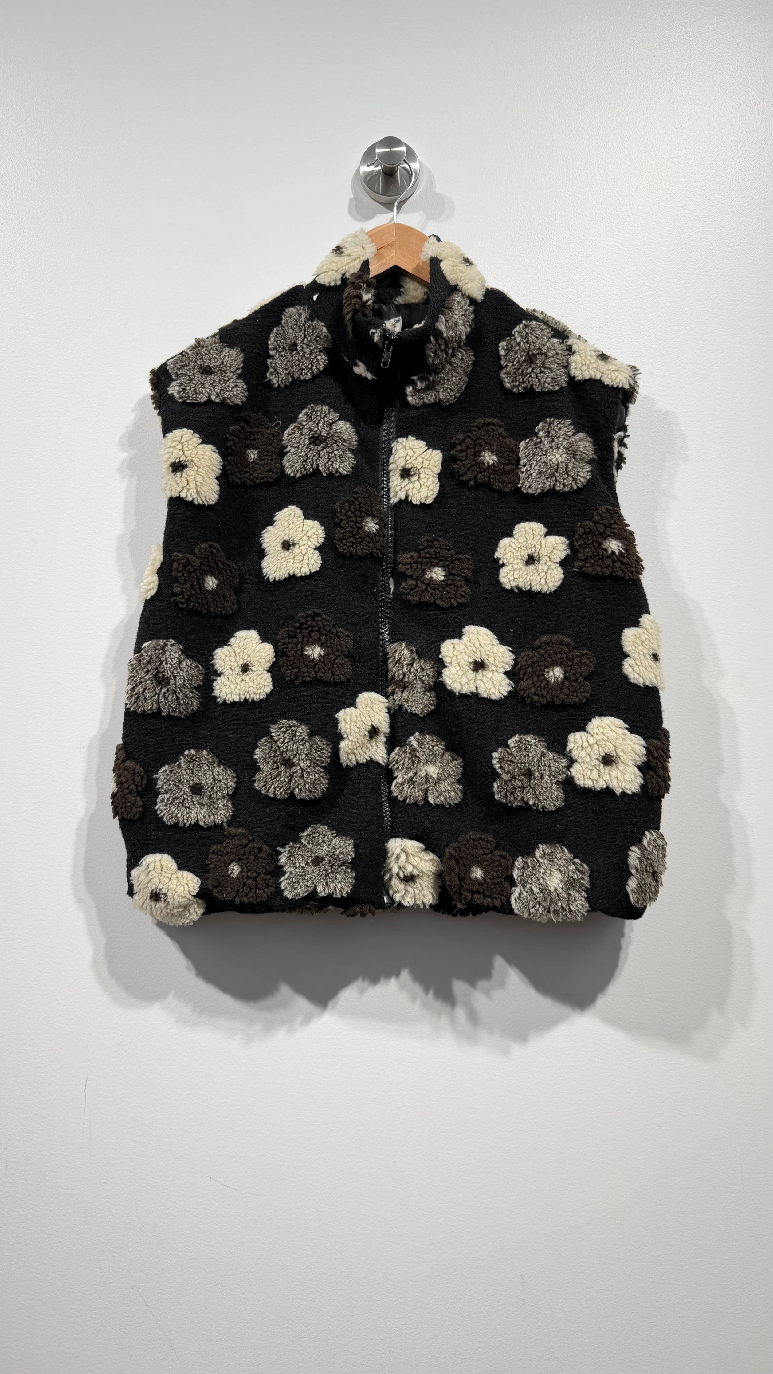 Ärmellose Fleece-Weste mit Blumenrelief – Seitenansicht mit weißem Unterziehpullover kombiniert