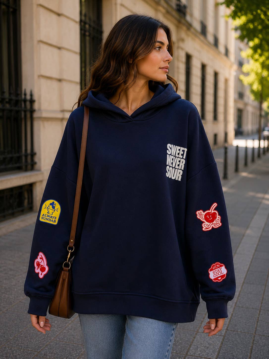 Oversize Hoodie Sweet Never Sour in Marineblau – Rückenansicht mit Schriftzug und Patches