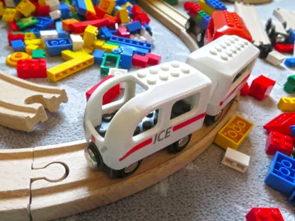 Noppi Zug ICE, kompatibel zu LEGO und BRIO, kleine Eisenbahn mit 4 Waggons