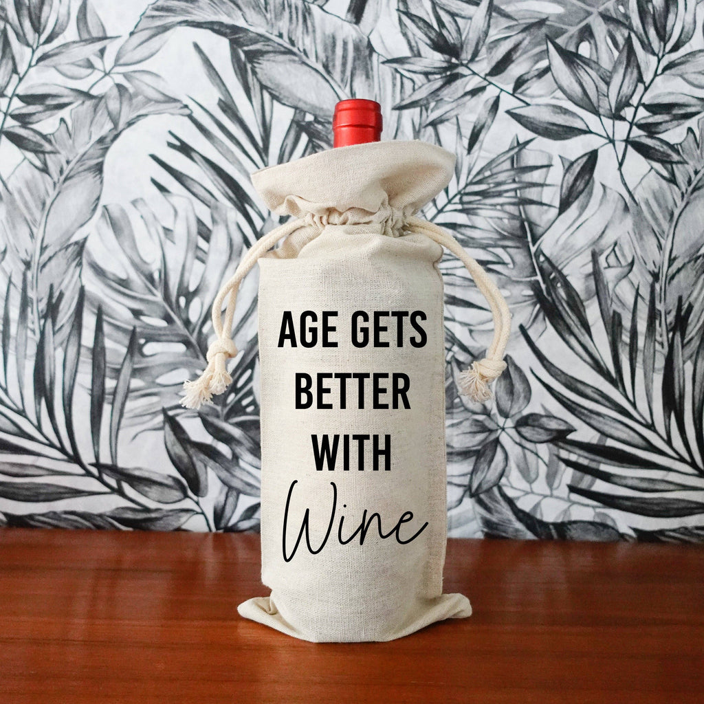 Flasche in Geschenkverpackung — Mit Wein wird das Alter besser