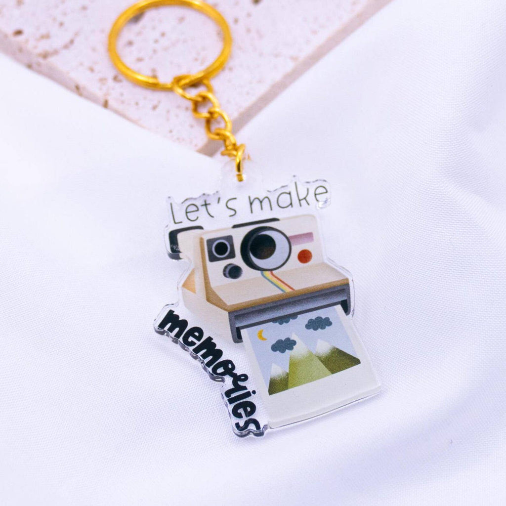 Schlüsselanhänger Polaroid Kamera „Let’s make memories“ – Acryl Geschenk für Fotoliebhaber von Tilda&Theo