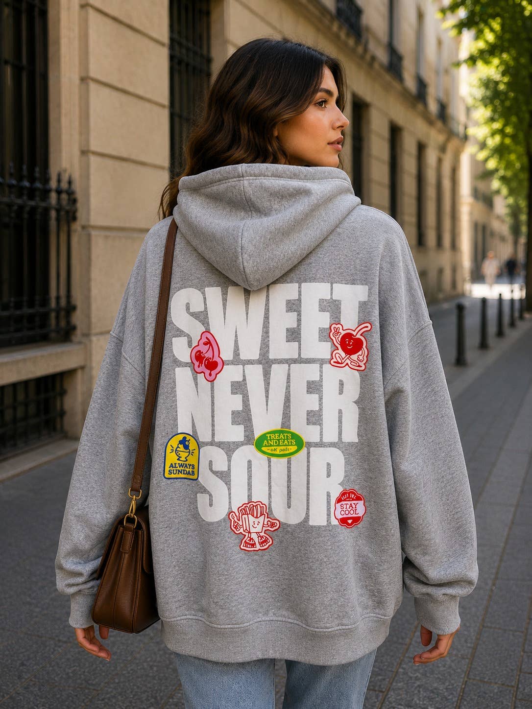 Oversize Hoodie Sweet Never Sour in Grau – Rückenansicht mit großem Print und Cartoon-Patches