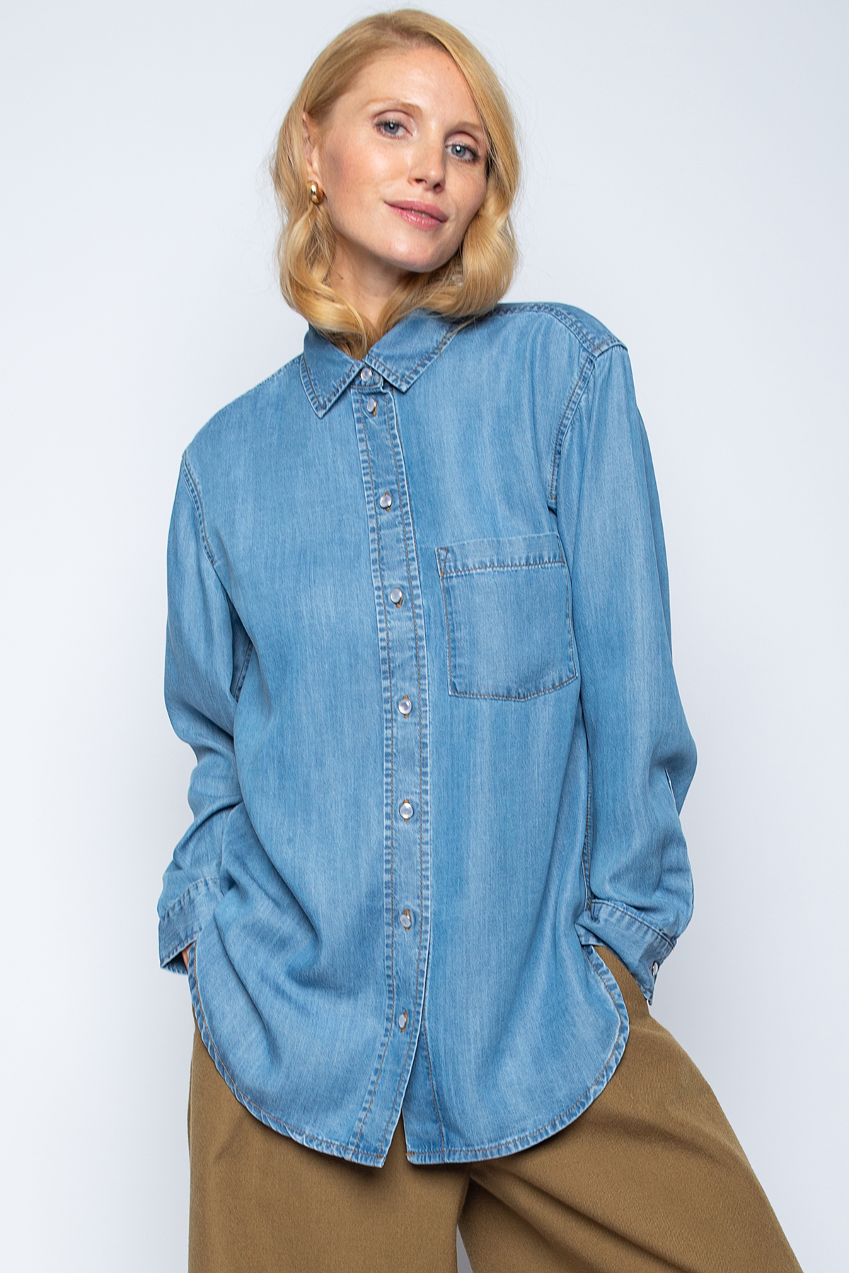 Jeansbluse oversize von Emily van den Bergh