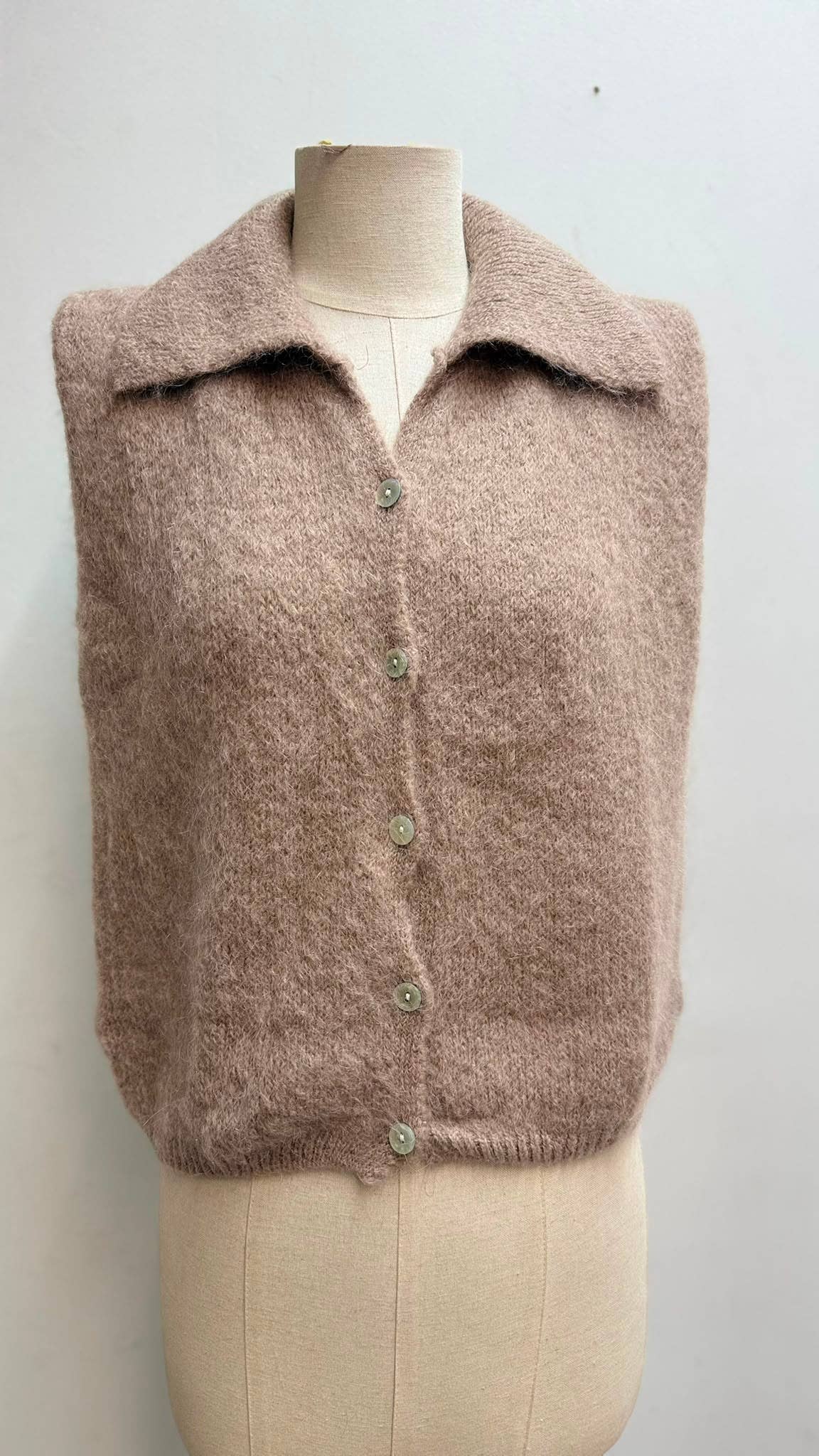Ärmellose Strickweste mit Hemdkragen in Taupe – Frontansicht auf Schneiderpuppe mit Knopfverschluss