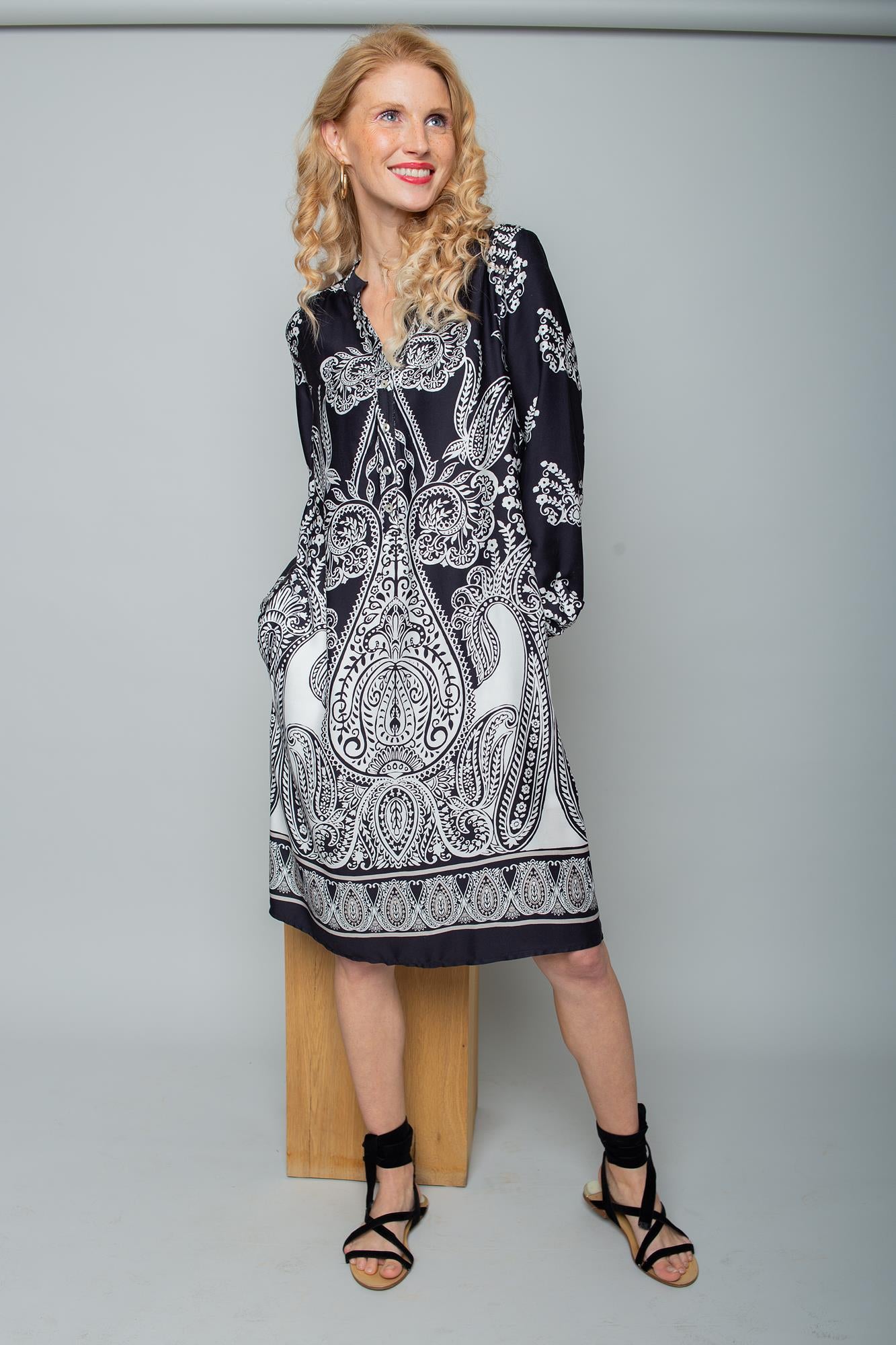 Kleid von Emily van den Bergh in klassischem Schwarz-Weiß mit ornamentalem Muster