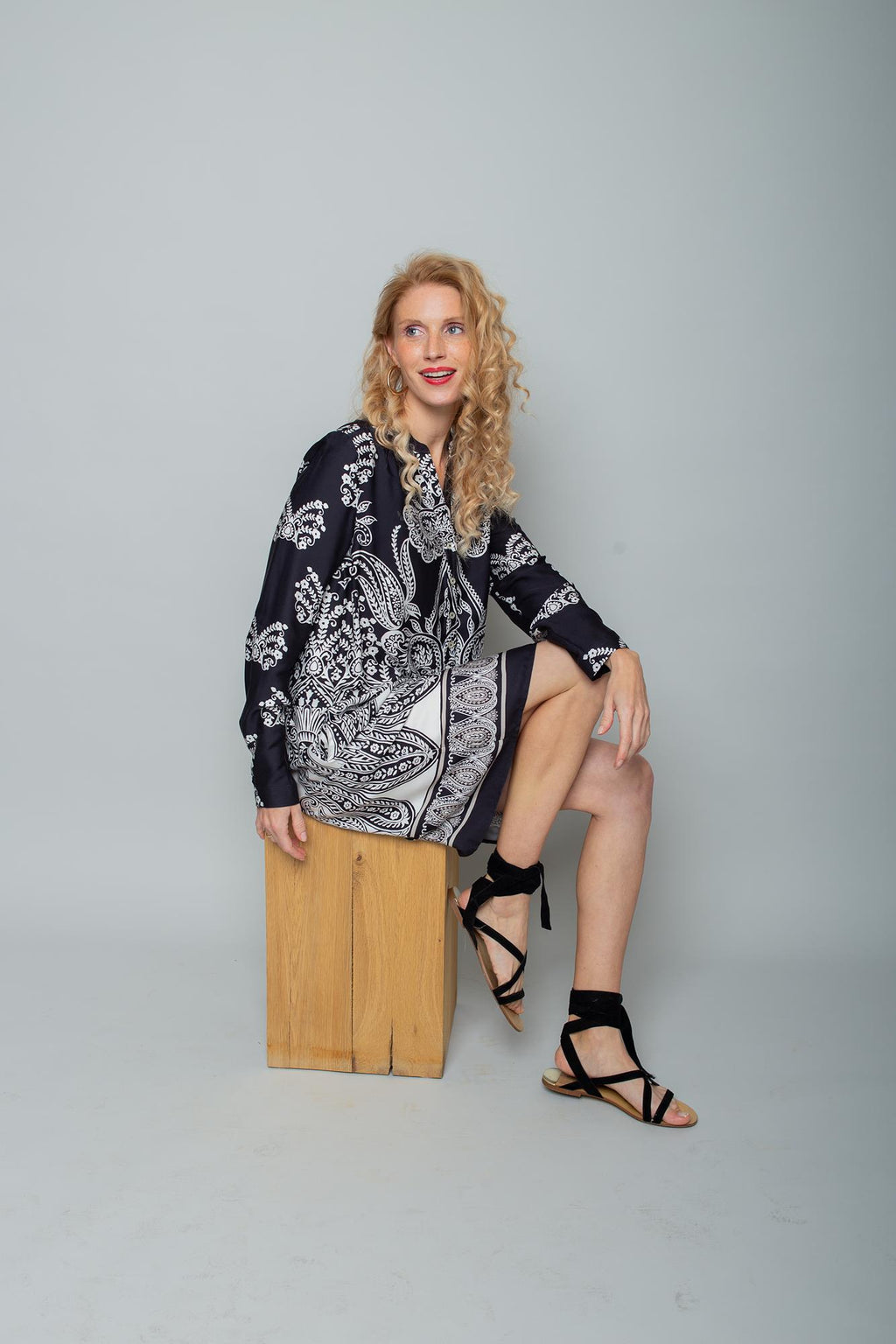 Kleid von Emily van den Bergh in klassischem Schwarz-Weiß mit ornamentalem Muster