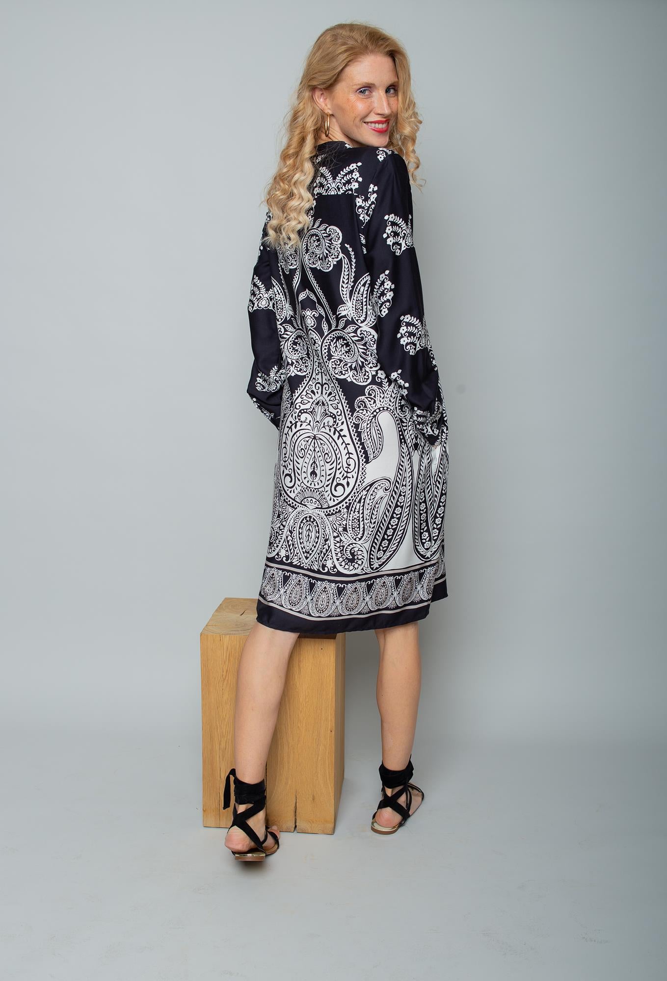 Kleid von Emily van den Bergh in klassischem Schwarz-Weiß mit ornamentalem Muster