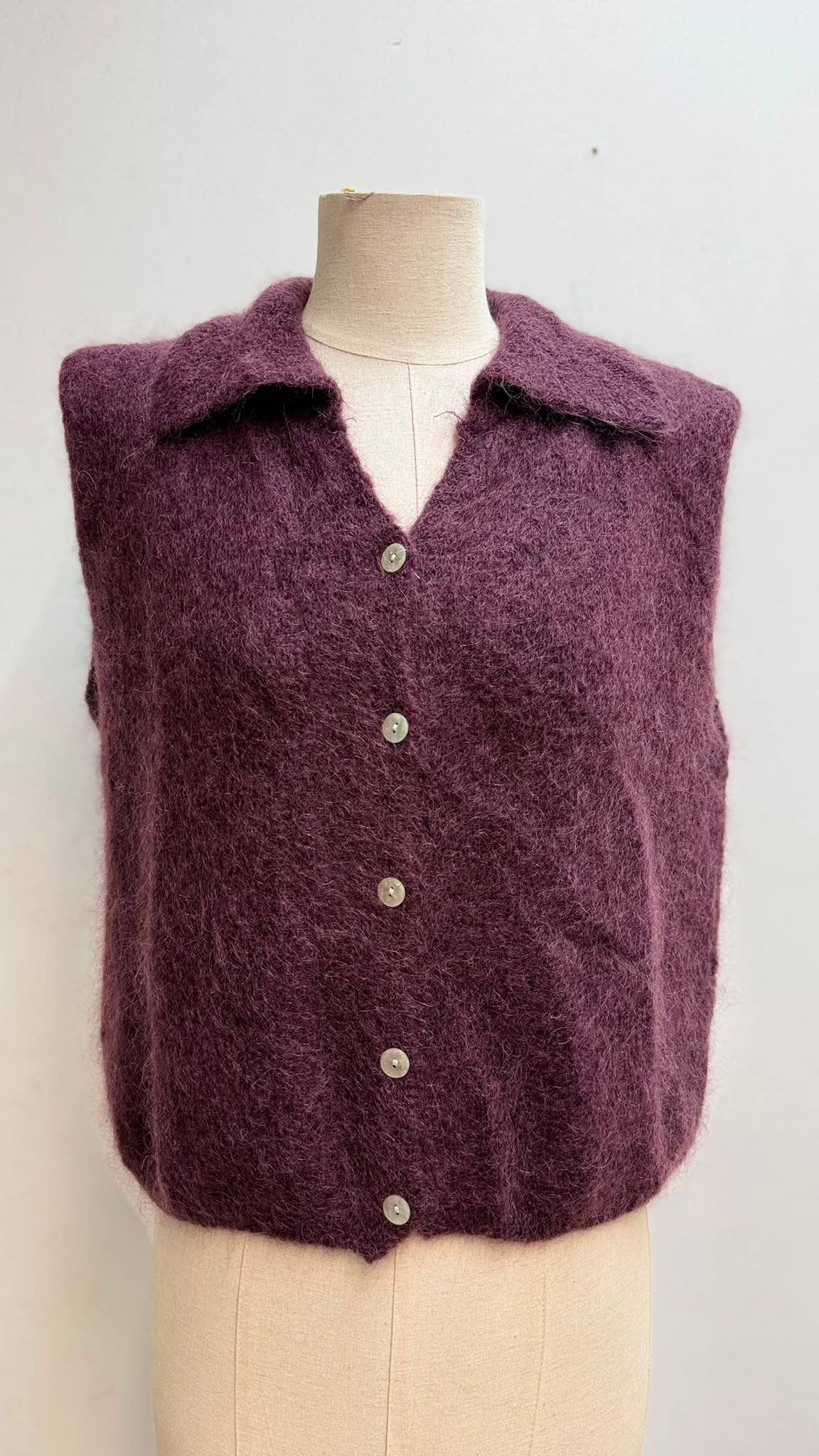 Ärmellose Strickweste mit Hemdkragen in Aubergine – Frontansicht auf Schneiderpuppe