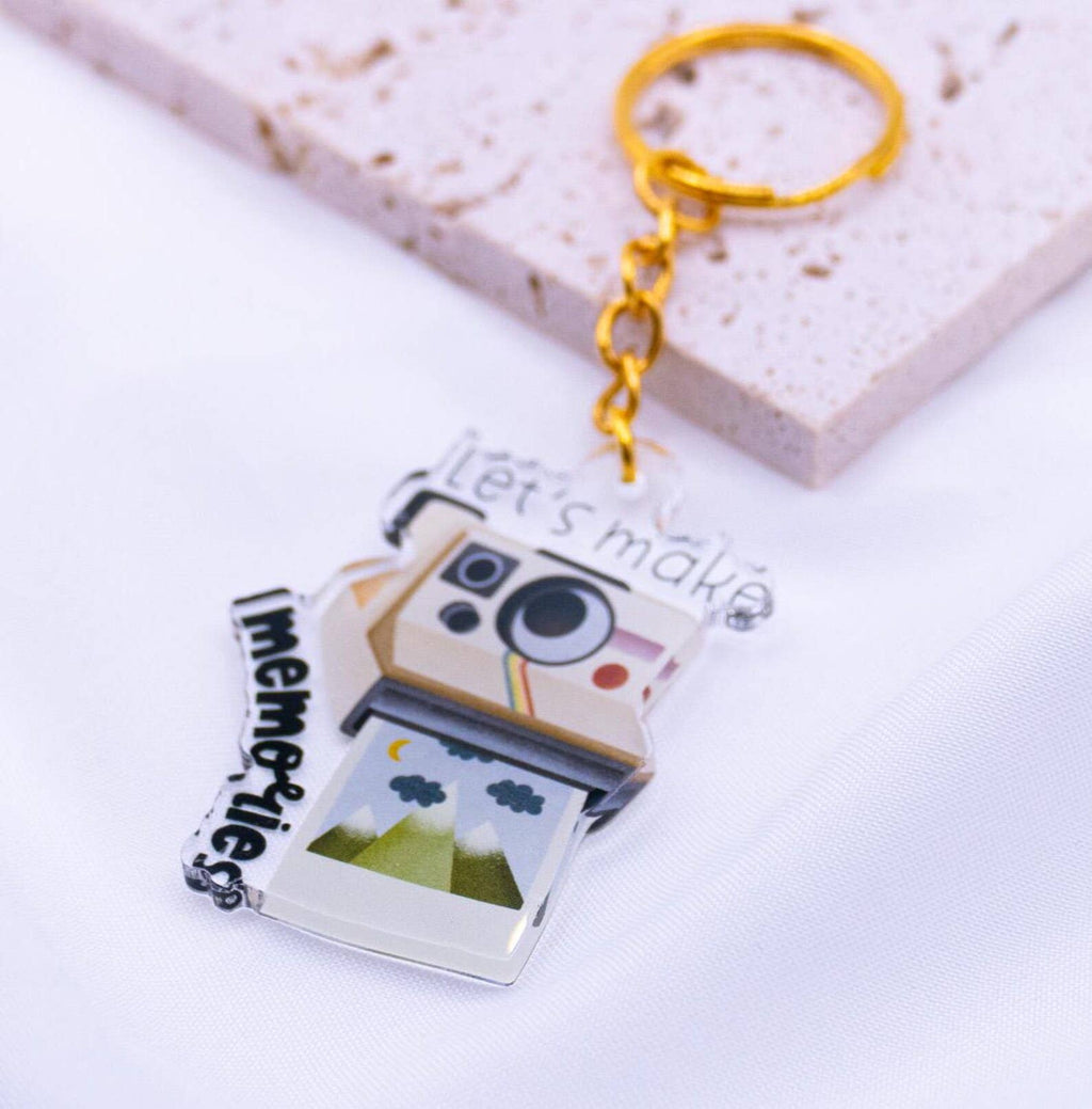 Schlüsselanhänger Polaroid Kamera „Let’s make memories“ – Acryl Geschenk für Fotoliebhaber von Tilda&Theo