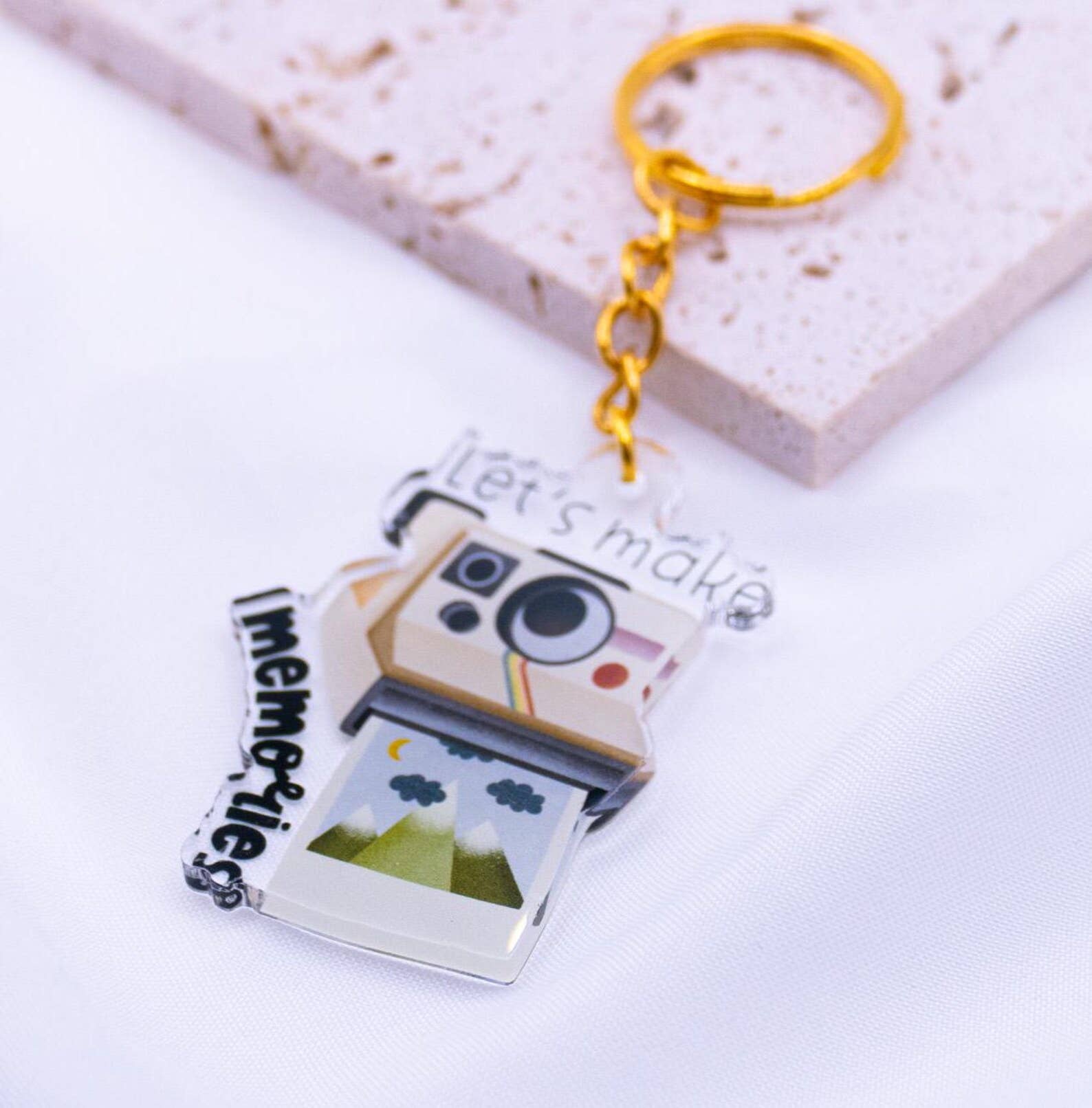 Schlüsselanhänger Polaroid Kamera „Let’s make memories“ – Acryl Geschenk für Fotoliebhaber von Tilda&Theo