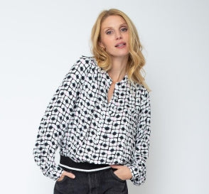 Emily van den Bergh Shirtbluse in elegantem Schwarz-Rosa mit geometrischem Muster