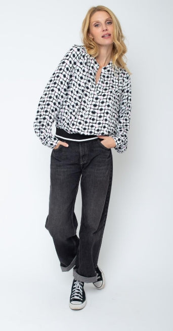 Emily van den Bergh Shirtbluse in elegantem Schwarz-Rosa mit geometrischem Muster