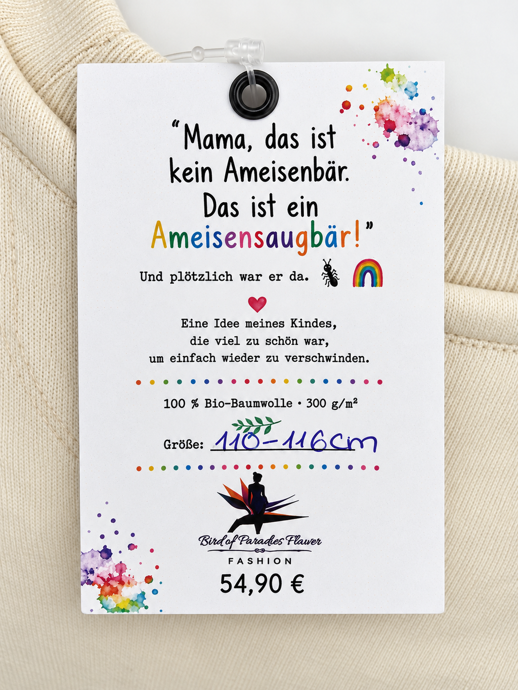 Produktetikett des Ameisensaugbär Kinderpullovers mit Entstehungsgeschichte, Angaben zu 100 Prozent Bio-Baumwolle und 300 g/m² Stoffqualität