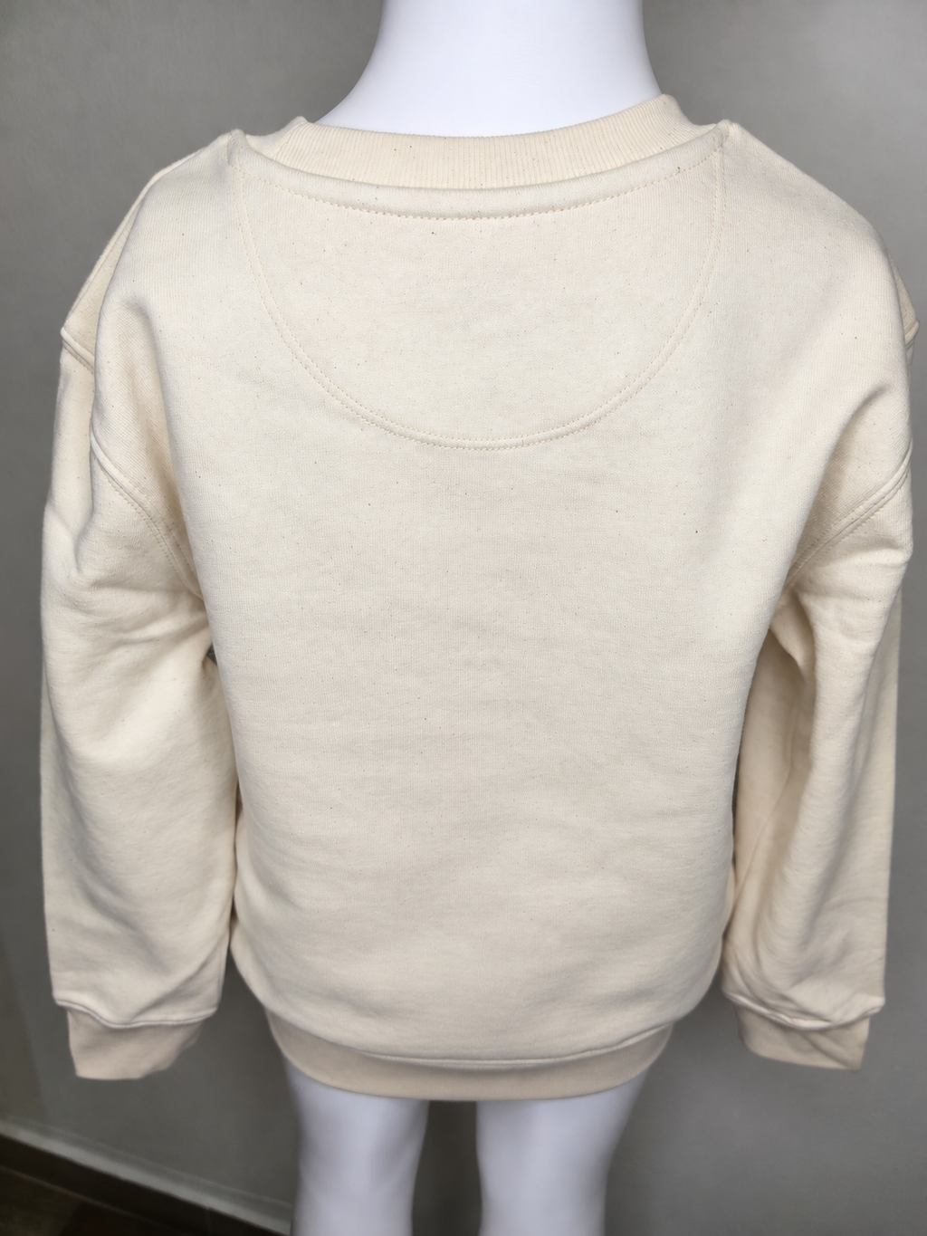 Rückansicht des naturweißen Ameisensaugbär Kinder-Sweatshirts aus Bio-Baumwolle mit unbedrucktem Rücken und gerippten Bündchen