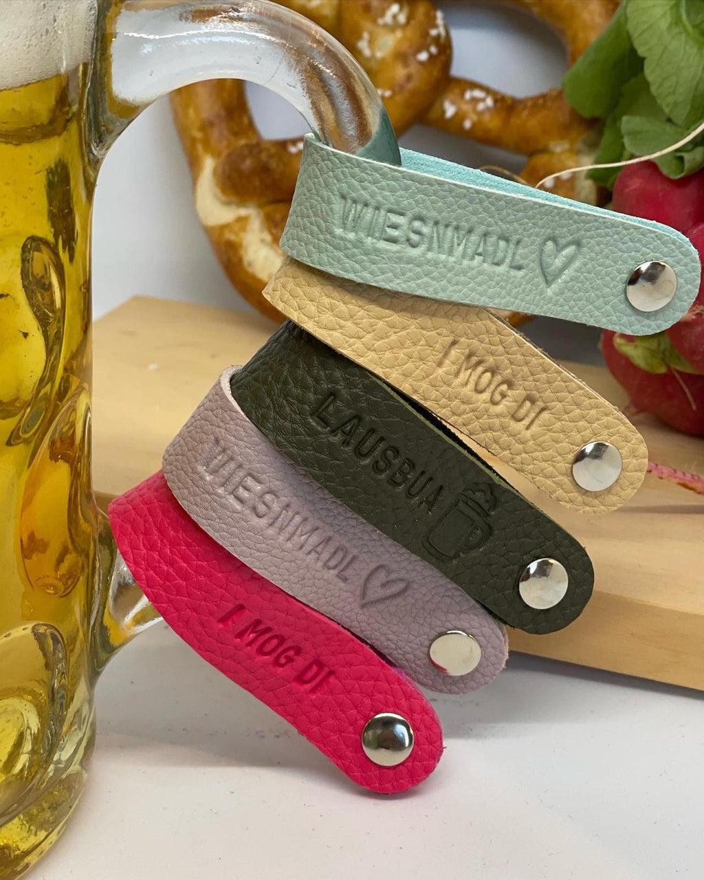 Wiesn Maßkrugbänder in verschiedenen Farben mit Druckknopf am Maßkrug