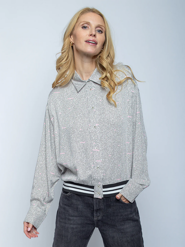 Boxybluse mit Muster von Emily van den Bergh – 100% Viskose Schwarz-Weiß