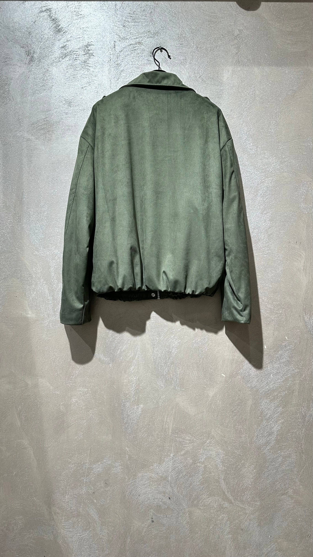 Oversize-Bomberjacke aus Suédine in Khaki – Detailansicht des wildlederähnlichen Stoffs und Reißverschlusses
