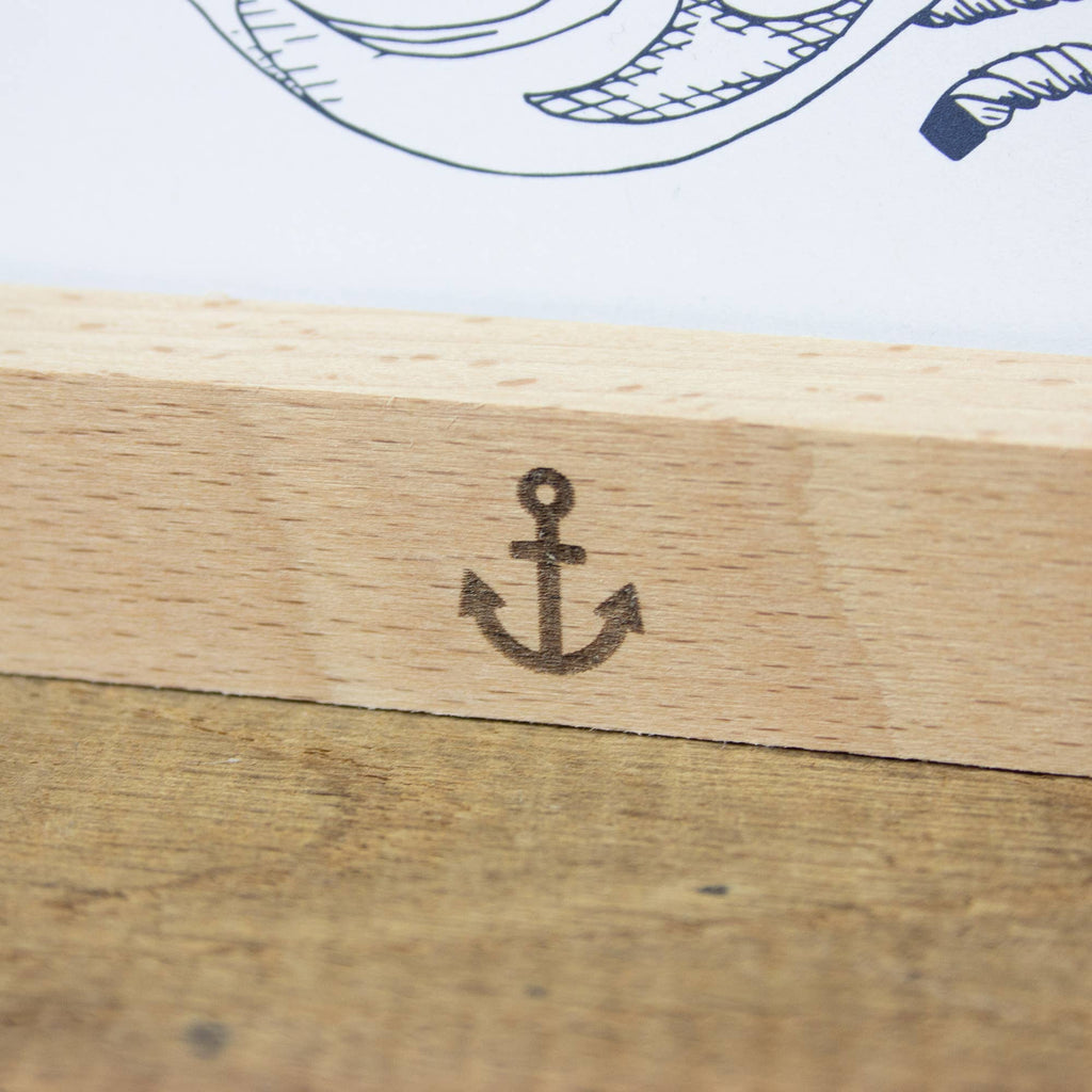 Kartenständer Anker aus nachhaltigem Buchenholz