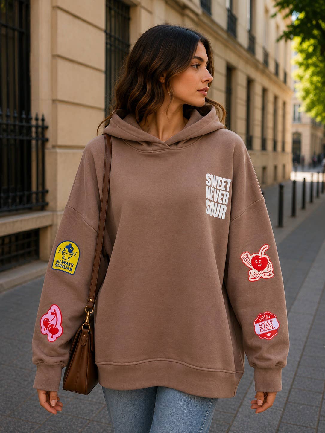 Oversize Hoodie Sweet Never Sour in Kamel – Rückenansicht mit großem Print und dekorativen Patches