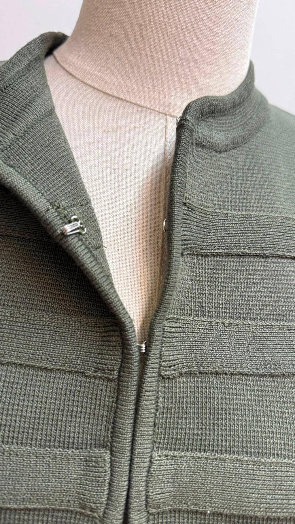 Ärmelloses Viskose-Gilet im Offiziersstil in Khaki – Detailansicht der Knöpfe