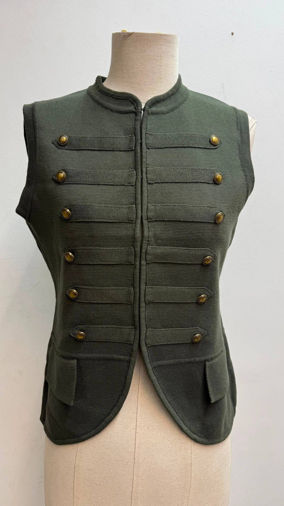 Ärmelloses Viskose-Gilet im Offiziersstil in Khaki – Seitenansicht auf Schneiderpuppe mit Goldknöpfen