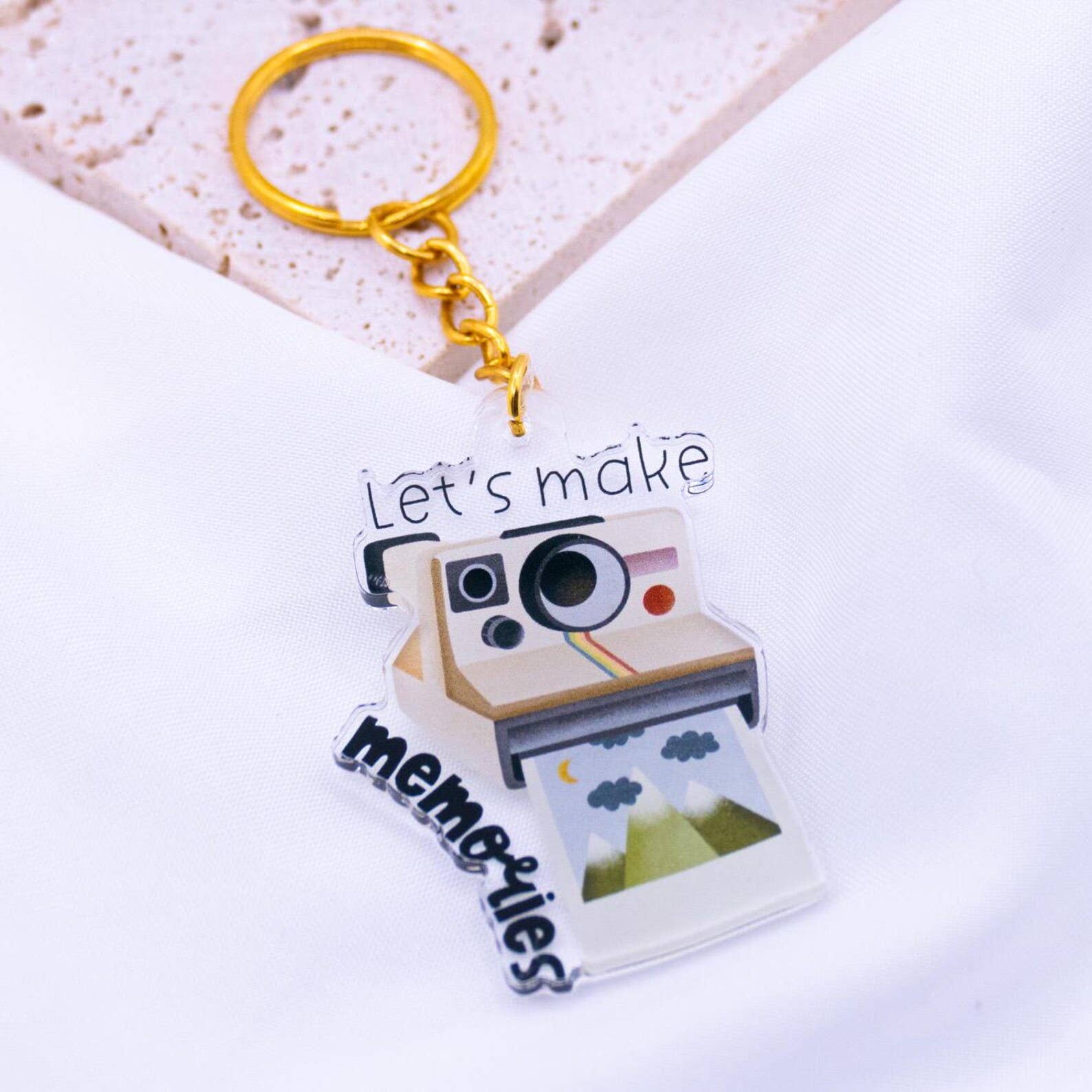 Schlüsselanhänger Polaroid Kamera „Let’s make memories“ – Acryl Geschenk für Fotoliebhaber von Tilda&Theo