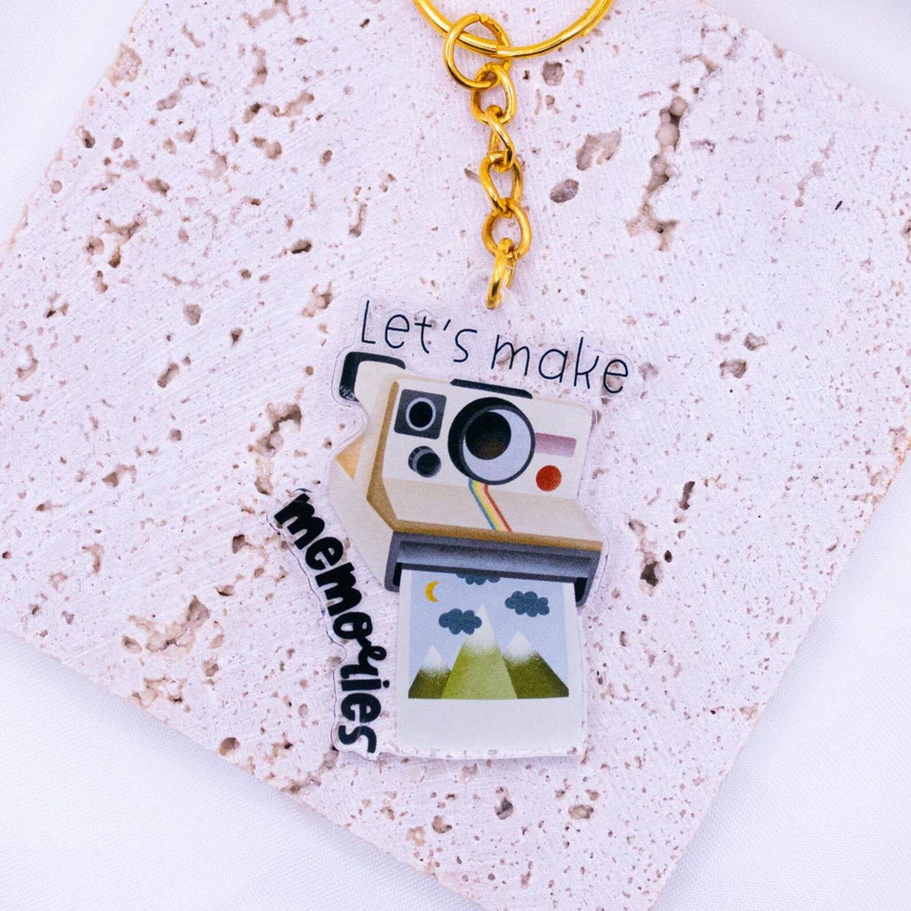 Schlüsselanhänger Polaroid Kamera „Let’s make memories“ – Acryl Geschenk für Fotoliebhaber von Tilda&Theo