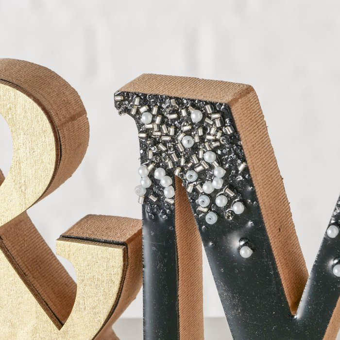 Schriftzug Mr & Mrs Wedding – Nahaufnahme Perlen- und Steindetails an Buchstaben