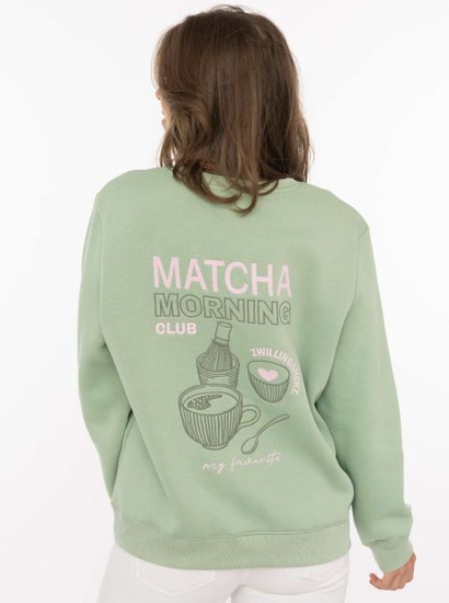 Sweatshirt Matcha Morning Zwillingsherz – Rückansicht getragen, Matcha Morning Club Print