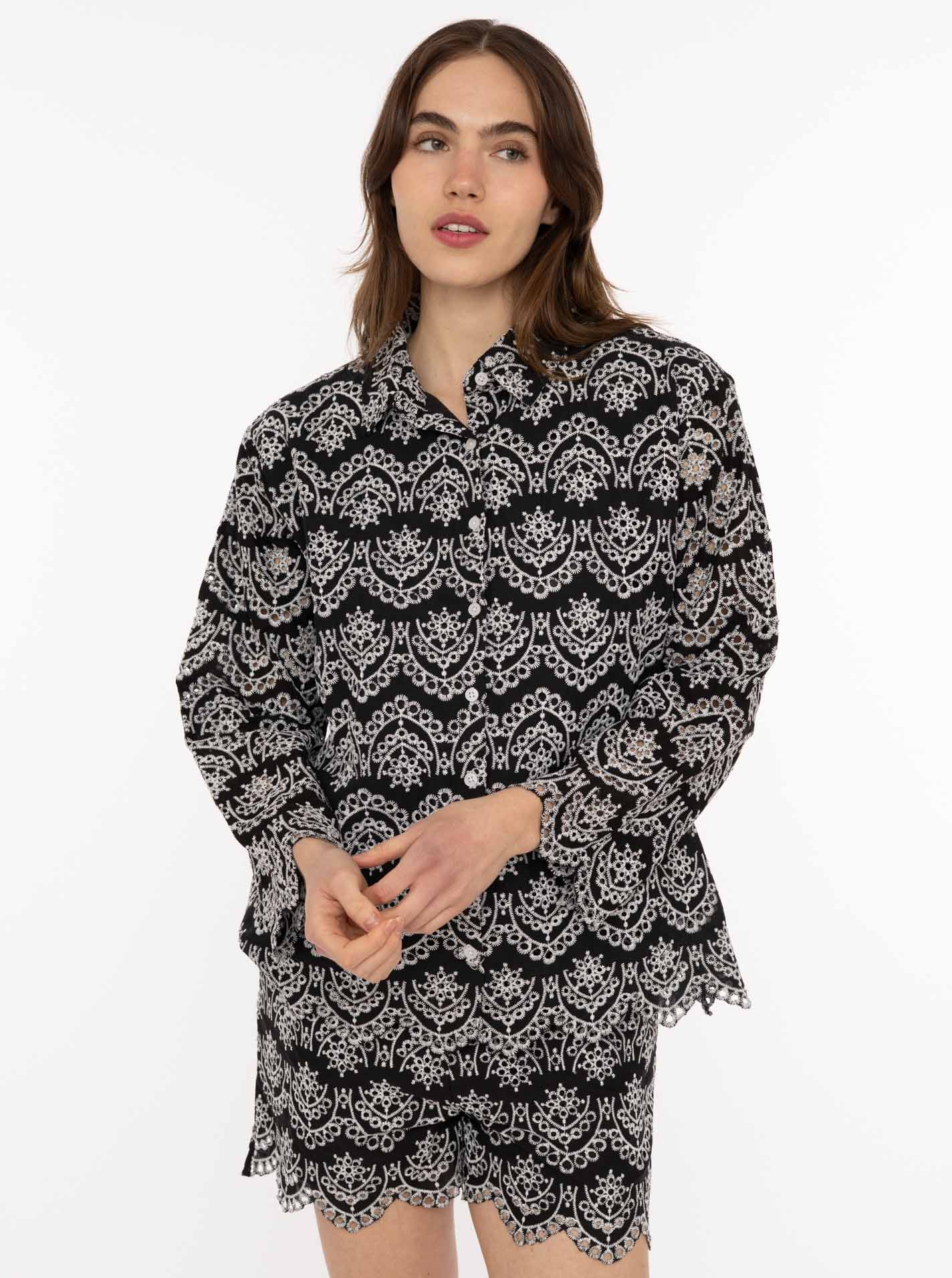 Langarm Bluse mit Lochstickerei – Schwarz/Weiß von Zwillingsherz