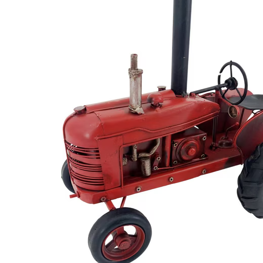 Detailaufnahme des roten Metall-Traktors: Kühlergrill, Auspuff und Lenkrad der FORMANO Tischleuchte