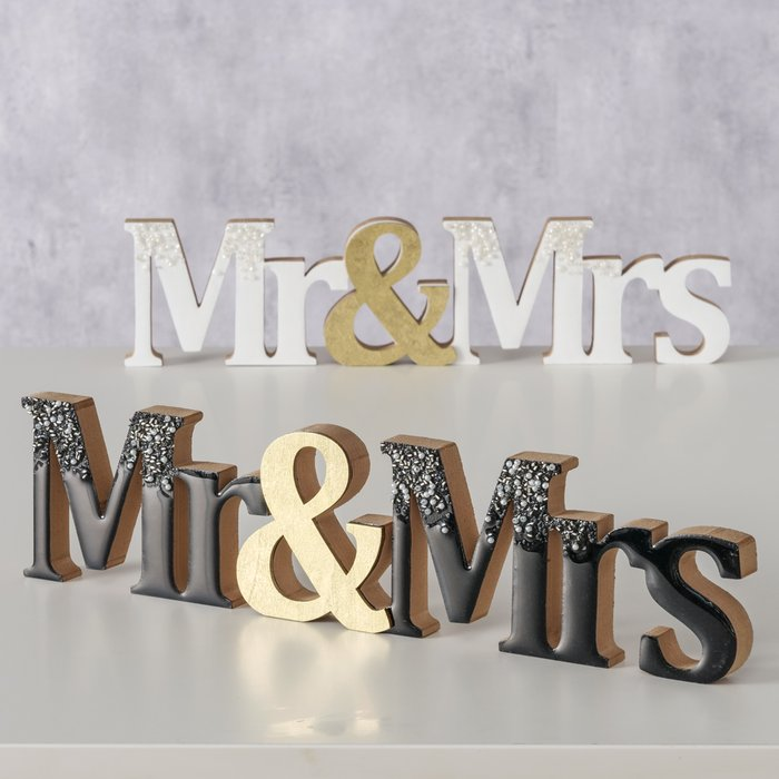 Schriftzug Mr & Mrs Wedding – Lifestyle-Foto beide Varianten auf grauem Hintergrund