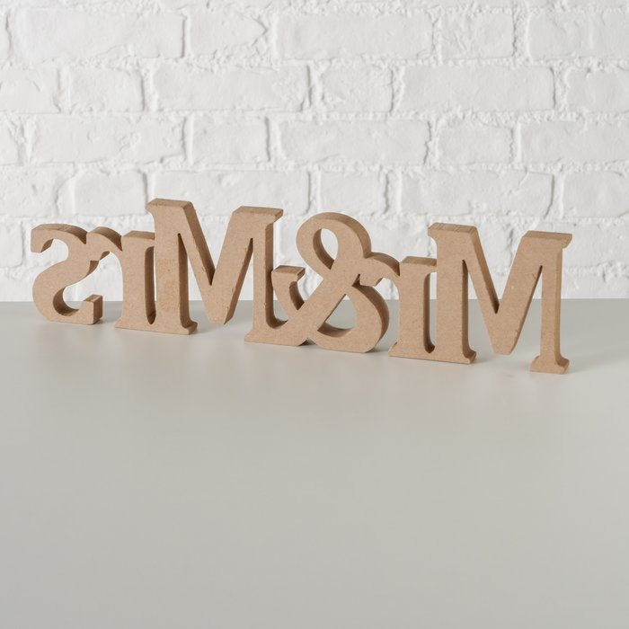 Schriftzug Mr & Mrs Wedding – Rückseite natur MDF vor weißer Ziegelwand