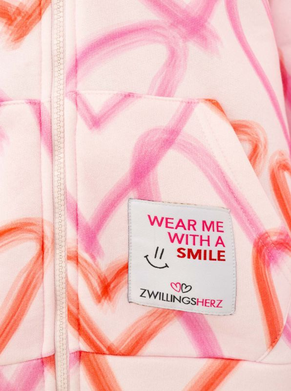Zwillingsherz Label „Wear me with a Smile“ – Detailansicht Hoodie-Jacke Big Hearts