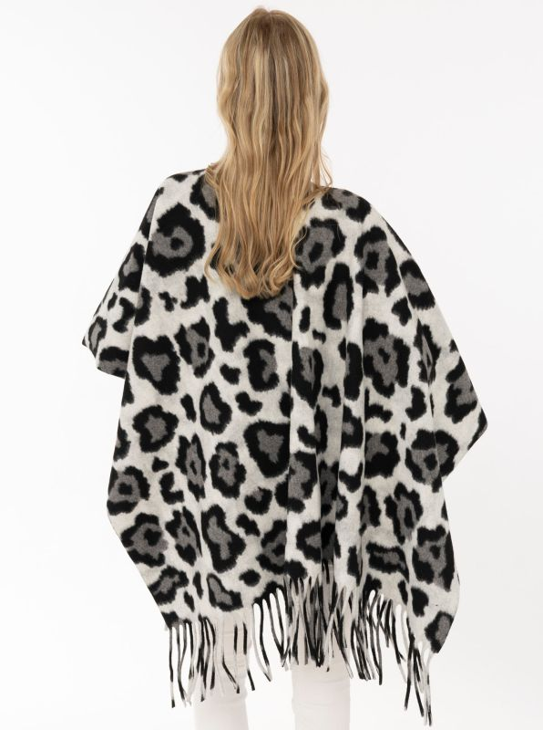 Poncho-Schal Leo Rückenansicht getragen – großflächiger Leoparden-Print mit langen Fransen