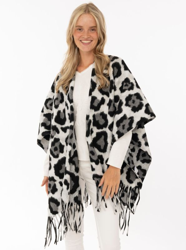 Poncho-Schal Leo cremeweiß mit Leoparden-Print und Fransen – getragen von vorne, Zwillingsherz