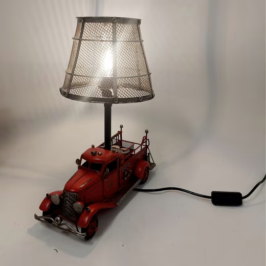 Leuchtende rote Vintage Tischlampe Feuerwehrauto mit antik-silbernem Metallschirm auf hellem Untergrund